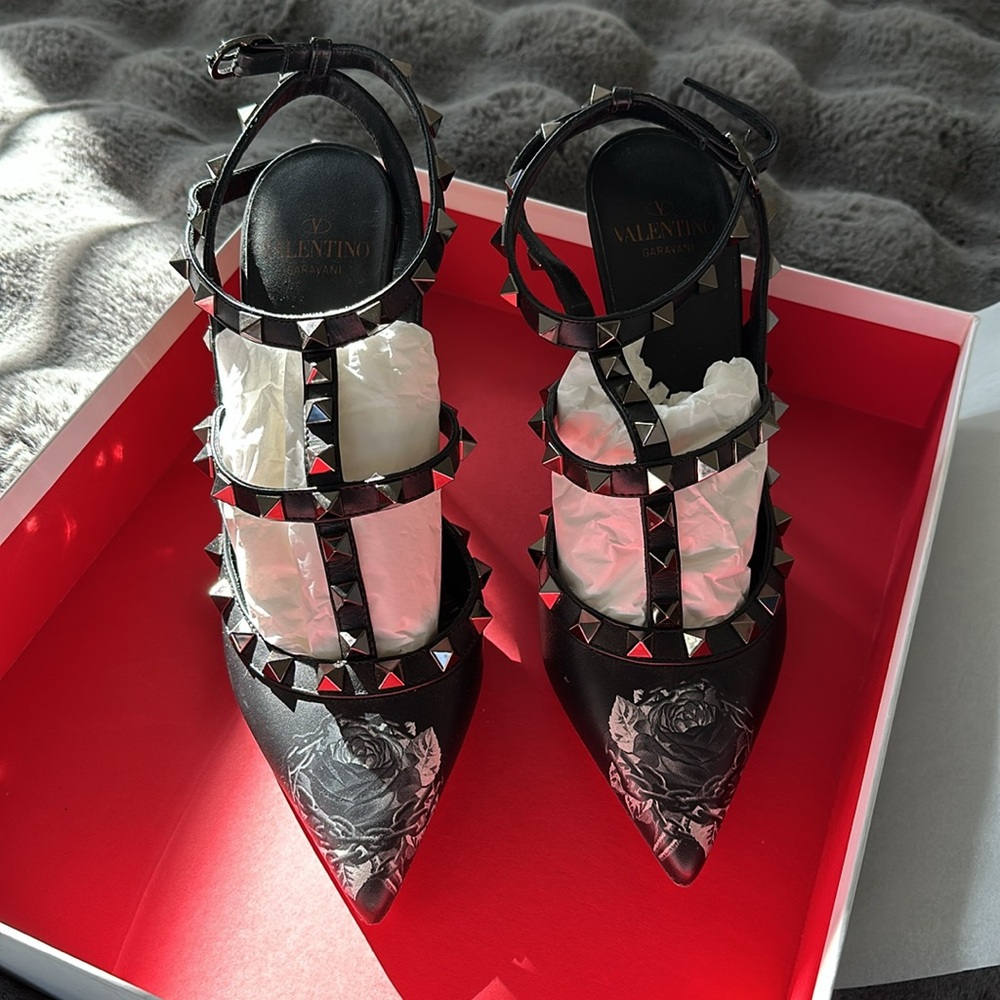 VALENTINO GARAVANI Rockstud Chain Rose Print T-Strap Black Pump size 36 Black